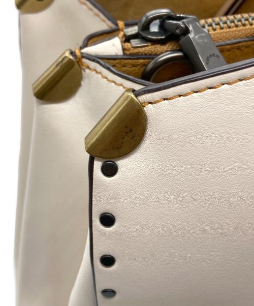 COACH（コーチ）COACH (コーチ) スタッズレザーバッグ ベージュの古着・服飾アイテム