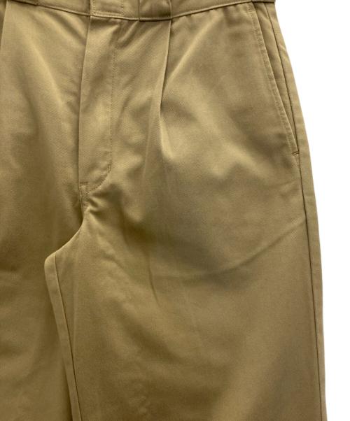 ok.soon（オクスン）ok.soon (オクスン) Dickies (ディッキーズ) コラボ2タックパンツ ベージュ サイズ:Sの古着・服飾アイテム