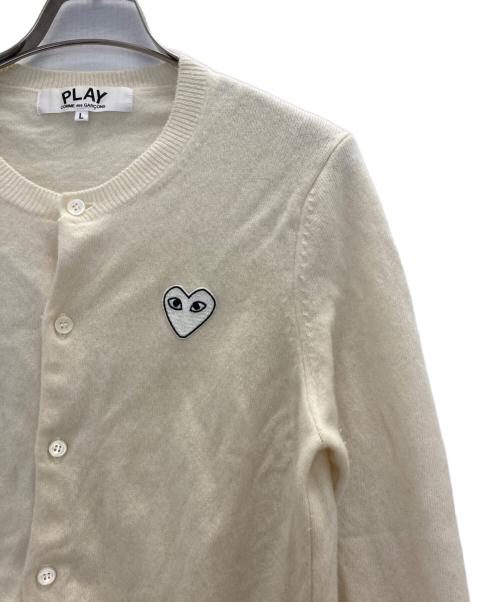 PLAY COMME des GARCONS（プレイコムデギャルソン）PLAY COMME des GARCONS (プレイコムデギャルソン) ハートロゴクルーネックカーディガン ホワイト サイズ:Lの古着・服飾アイテム