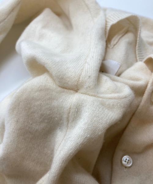 PLAY COMME des GARCONS（プレイコムデギャルソン）PLAY COMME des GARCONS (プレイコムデギャルソン) ハートロゴクルーネックカーディガン ホワイト サイズ:Lの古着・服飾アイテム