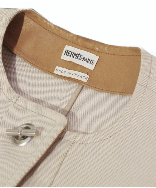 HERMES（エルメス）HERMES (エルメス) シェーヌダンクルレザートリムノーカラージャケット ベージュ サイズ:38 マルジェラ期　羊革使用　フランス製の古着・服飾アイテム