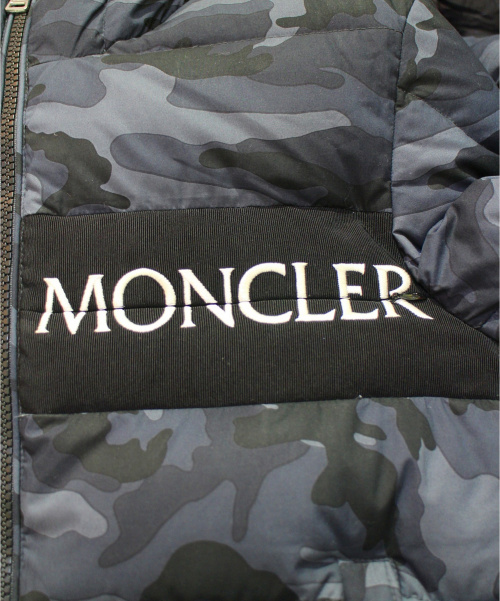 MONCLER（モンクレール）MONCLER (モンクレール) ダウンジャケット グレー×ブラック サイズ:2 カモフラージュ柄の古着・服飾アイテム
