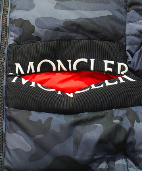 MONCLER（モンクレール）MONCLER (モンクレール) ダウンジャケット グレー×ブラック サイズ:2 カモフラージュ柄の古着・服飾アイテム