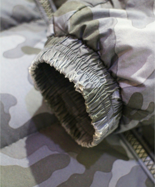 MONCLER（モンクレール）MONCLER (モンクレール) ダウンジャケット グレー×ブラック サイズ:2 カモフラージュ柄の古着・服飾アイテム