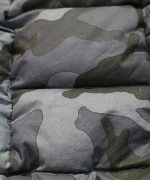 MONCLER（モンクレール）MONCLER (モンクレール) ダウンジャケット グレー×ブラック サイズ:2 カモフラージュ柄の古着・服飾アイテム