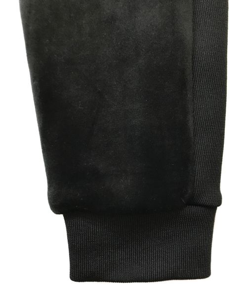 1piu1uguale3（ウノピュウノウグァーレトレ）1piu1uguale3 (ウノ ピゥ ウノ ウグァーレ トレ) ヘビーベロアジョガーパンツ ブラック サイズ:Lの古着・服飾アイテム