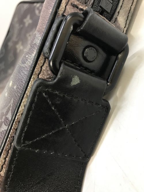 LOUIS VUITTON（ルイ ヴィトン）LOUIS VUITTON (ルイ ヴィトン) アルファメッセンジャー グレーの古着・服飾アイテム