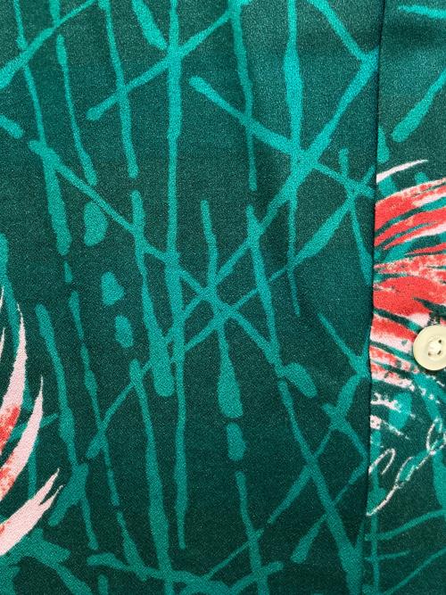 CALEE（キャリー）CALEE (キャリー) ALLOVER FEATHER PATTERN S/S SHIRT グリーン サイズ:LARGEの古着・服飾アイテム