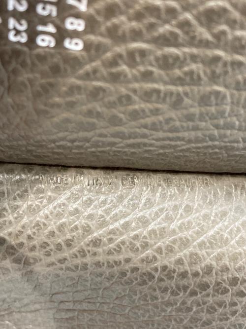 Maison Margiela（メゾンマルジェラ）Maison Margiela (メゾンマルジェラ) グレインレザー マネークリップ付き 二つ折り 財布　SA1UI0022 P4455 グレーの古着・服飾アイテム