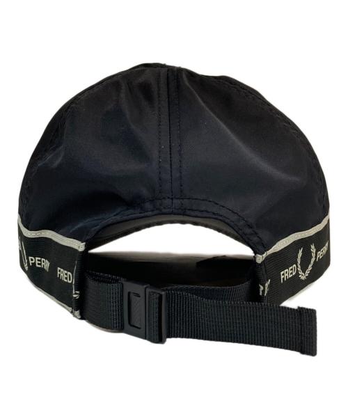 FRED PERRY（フレッドペリー）FRED PERRY (フレッドペリー) GRAPHIC TAPE CAP　HW4634 ブラック サイズ:ONE SIZE 未使用品の古着・服飾アイテム