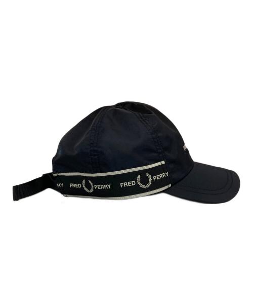 FRED PERRY（フレッドペリー）FRED PERRY (フレッドペリー) GRAPHIC TAPE CAP　HW4634 ブラック サイズ:ONE SIZE 未使用品の古着・服飾アイテム
