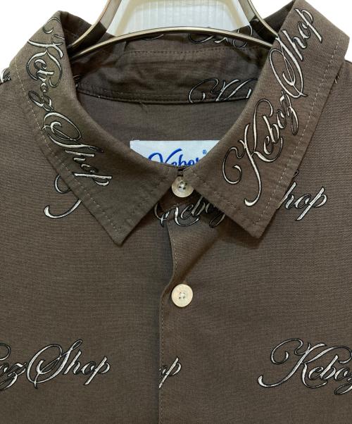 KEBOZ（ケボズ）KEBOZ (ケボズ) 総ロゴシャツ ブラウン サイズ:LARGEの古着・服飾アイテム