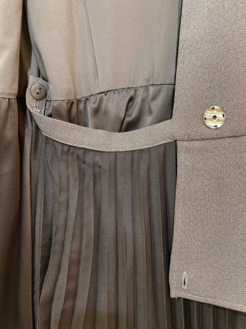 Snidel（スナイデル）Snidel (スナイデル) ベルティッドペプラムスイッチングワンピース グレーの古着・服飾アイテム