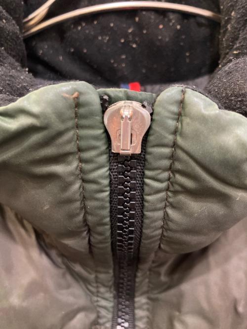 MONCLER（モンクレール）MONCLER (モンクレール) BAZILLE ダウンジャケット　Z5H0440 カーキ サイズ:1の古着・服飾アイテム