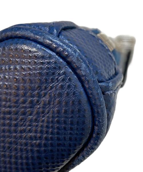 PRADA（プラダ）PRADA (プラダ) エンボス トライアングルロゴサフィアーノレザークラッチバッグ　2NE054 ブルーの古着・服飾アイテム