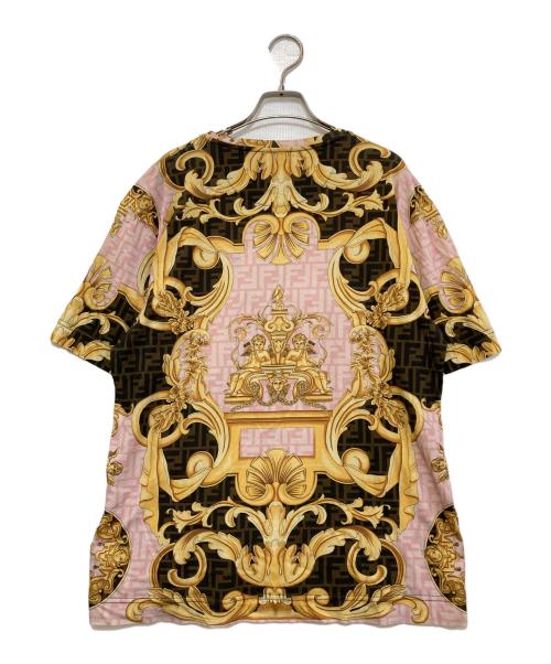 FENDI（フェンディ）FENDI (フェンディ) VERSACE (ヴェルサーチェ) GOLD BAR T-SHIRT　FY0936 AKDZ ピンク サイズ:Mの古着・服飾アイテム