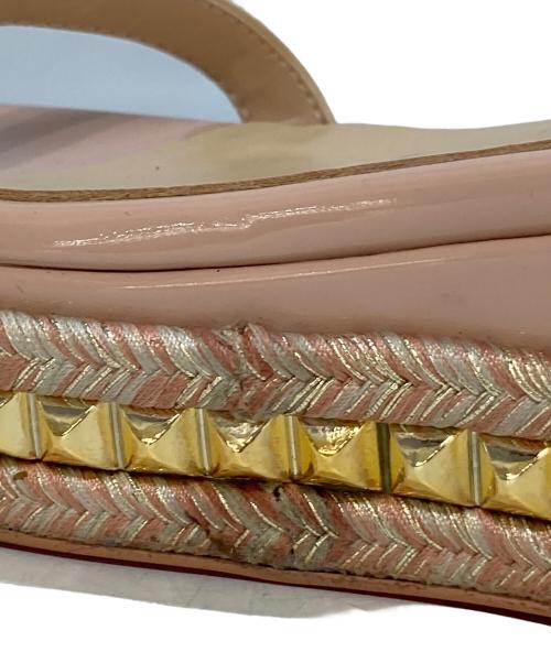Christian Louboutin（クリスチャン・ルブタン）Christian Louboutin (クリスチャン・ルブタン) スタッズウェッジソールサンダル ベージュ サイズ:38の古着・服飾アイテム
