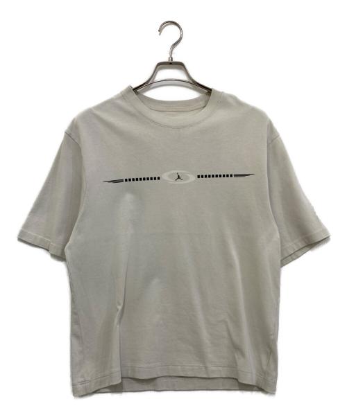 JORDAN（ジョーダン）JORDAN (ジョーダン) TRAVIS SCOTT (トラヴィススコット) M LOGO TEE LIGHT BONE グレー サイズ:Sの古着・服飾アイテム