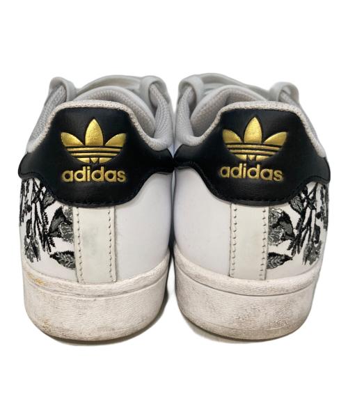 adidas（アディダス）adidas (アディダス) スニーカー ホワイト サイズ:24の古着・服飾アイテム