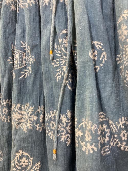 45R（フォーティファイブ・アール）45R (フォーティファイブ・アール) インドカディの908ブロックプリント縞フラワースカート　70540022 ブルー サイズ:-の古着・服飾アイテム