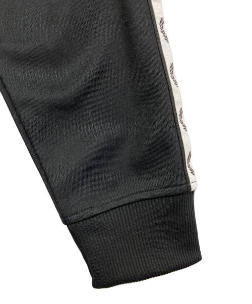 FRED PERRY（フレッドペリー）FRED PERRY (フレッドペリー) トラックジャケット　WC1X 0AA ブラック サイズ:Mの古着・服飾アイテム