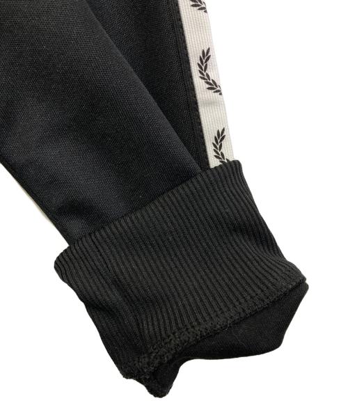FRED PERRY（フレッドペリー）FRED PERRY (フレッドペリー) トラックジャケット　WC1X 0AA ブラック サイズ:Mの古着・服飾アイテム