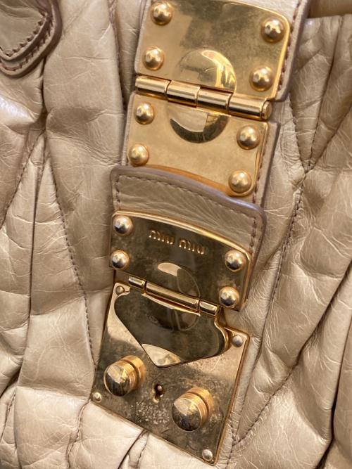 MIU MIU（ミュウミュウ）MIU MIU (ミュウミュウ) マテラッセ 2WAYバッグ ベージュの古着・服飾アイテム