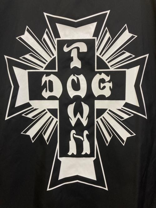 DOG TOWN（ドッグ タウン）DOG TOWN (ドッグ タウン) Cross LOGO COACH JACKET ブラック サイズ:L 未使用品の古着・服飾アイテム