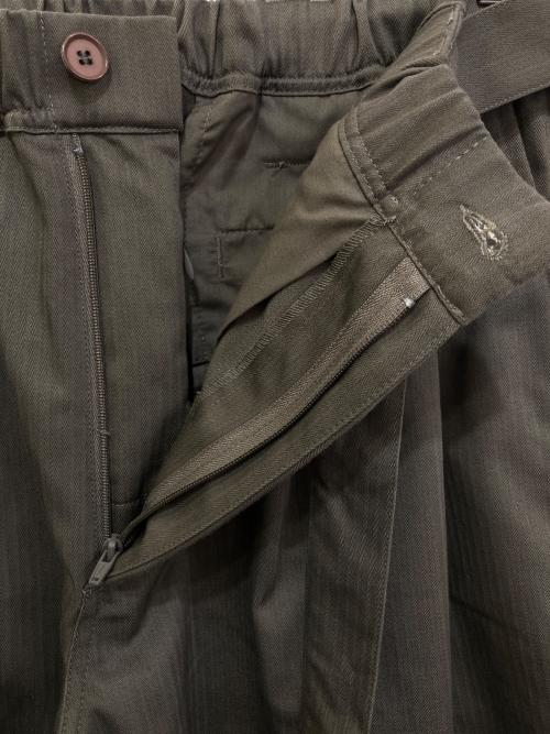 TIGHTBOOTH PRODUCTION（タイトブースプロダクション）TIGHTBOOTH PRODUCTION (タイトブースプロダクション) HERRINGBONE BALLOON PANTS　SS25-B06 カーキ サイズ:Mの古着・服飾アイテム
