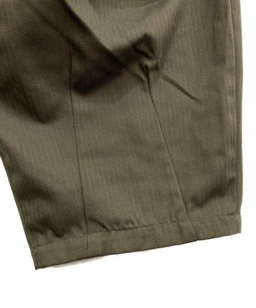 TIGHTBOOTH PRODUCTION（タイトブースプロダクション）TIGHTBOOTH PRODUCTION (タイトブースプロダクション) HERRINGBONE BALLOON PANTS　SS25-B06 カーキ サイズ:Mの古着・服飾アイテム