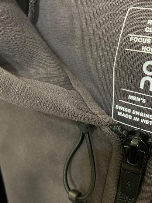 on（オン）on (オン) Focus Tech Zip Hoodie グレー サイズ:Sの古着・服飾アイテム