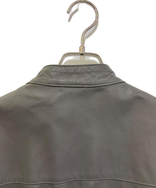 Cinquanta（チンクワンタ）Cinquanta (チンクワンタ) ラムレザー スタンドカラーシングルライダース ジャケット　H-502/1 グレー サイズ:48の古着・服飾アイテム