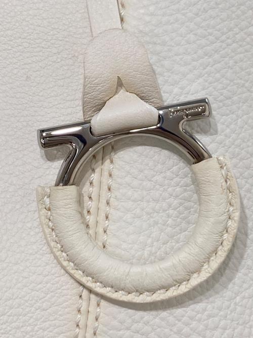 Salvatore Ferragamo（サルヴァトーレ フェラガモ）Salvatore Ferragamo (サルヴァトーレ フェラガモ) ガンチーニストラップワンハンドルバッグ　A911 アイボリーの古着・服飾アイテム