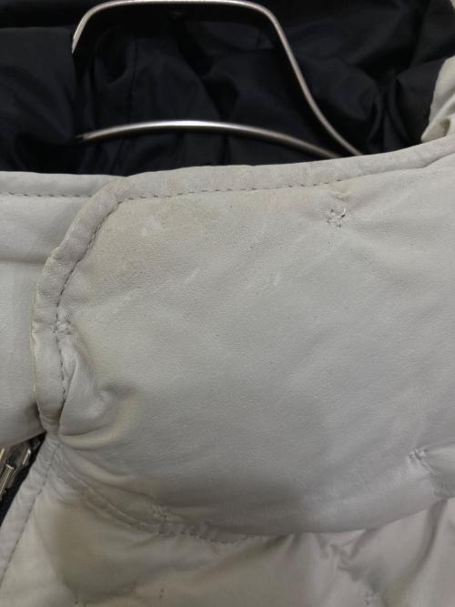 ISAMU KATAYAMA BACKLASH（イサムカタヤマ・バックラッシュ）ISAMU KATAYAMA BACKLASH (イサムカタヤマ・バックラッシュ) BRITANIA カンガルーレザーダウンジャケット ホワイト サイズ:3の古着・服飾アイテム
