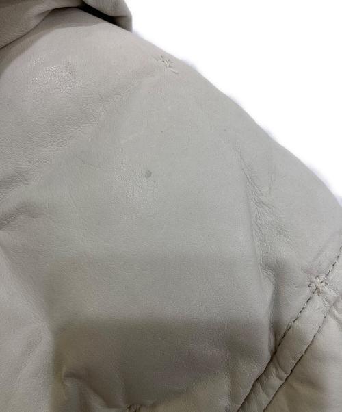 ISAMU KATAYAMA BACKLASH（イサムカタヤマ・バックラッシュ）ISAMU KATAYAMA BACKLASH (イサムカタヤマ・バックラッシュ) BRITANIA カンガルーレザーダウンジャケット ホワイト サイズ:3の古着・服飾アイテム