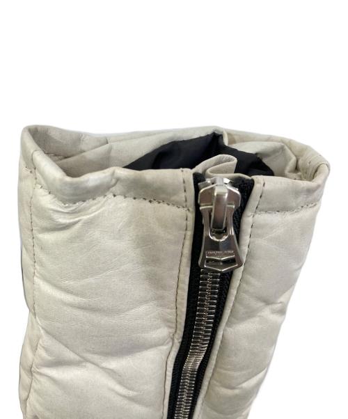 ISAMU KATAYAMA BACKLASH（イサムカタヤマ・バックラッシュ）ISAMU KATAYAMA BACKLASH (イサムカタヤマ・バックラッシュ) BRITANIA カンガルーレザーダウンジャケット ホワイト サイズ:3の古着・服飾アイテム