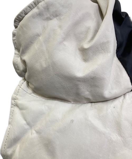 ISAMU KATAYAMA BACKLASH（イサムカタヤマ・バックラッシュ）ISAMU KATAYAMA BACKLASH (イサムカタヤマ・バックラッシュ) BRITANIA カンガルーレザーダウンジャケット ホワイト サイズ:3の古着・服飾アイテム