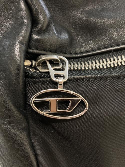 DIESEL（ディーゼル）DIESEL (ディーゼル) JOHN レザーショルダーバッグ　X08373 P4450 ブラックの古着・服飾アイテム
