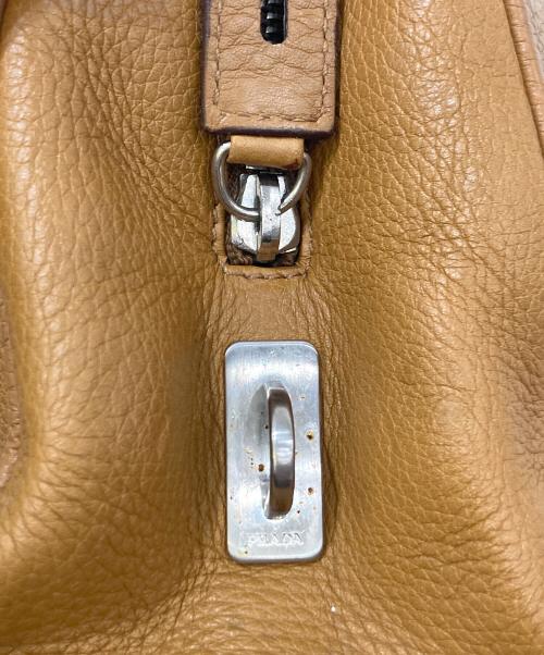 PRADA（プラダ）PRADA (プラダ) VITELLO DAINO C ロゴ型押しハンドバッグ　BR0540 ブラウン×ベージュの古着・服飾アイテム