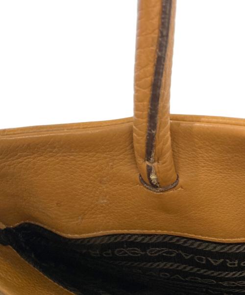PRADA（プラダ）PRADA (プラダ) VITELLO DAINO C ロゴ型押しハンドバッグ　BR0540 ブラウン×ベージュの古着・服飾アイテム