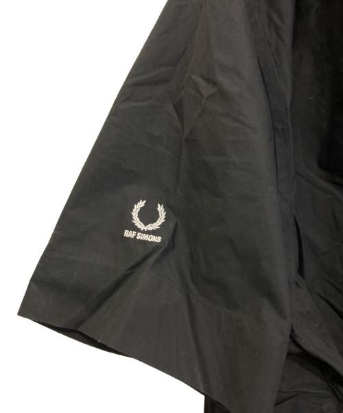 FRED PERRY（フレッドペリー）FRED PERRY (フレッドペリー) RAF SIMONS (ラフシモンズ) 半袖ビッグシャツ ブラック サイズ:Lの古着・服飾アイテム