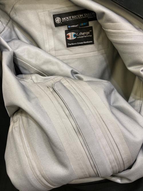 mout recon tailor（マウトリーコンテーラー）MOUT RECON TAILOR (マウトリーコンテーラー) Angle45 hard shell balaclava hoody ブラック サイズ:46の古着・服飾アイテム
