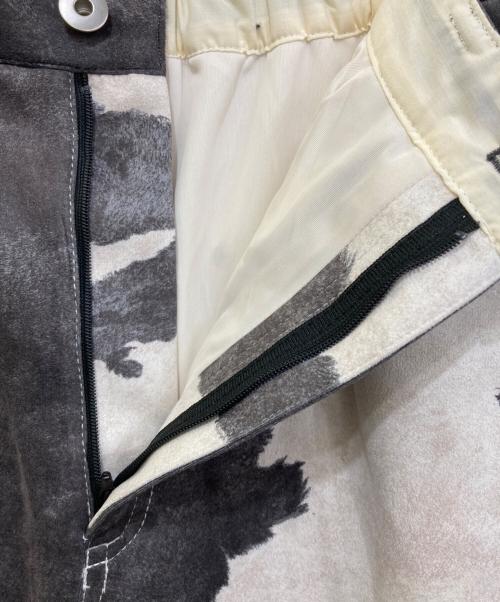 Ameri（アメリ）Ameri (アメリ) COW PATTERN SUEDE LIKE SKIRT　0125209810540 ホワイト×グレー サイズ:M 未使用品の古着・服飾アイテム