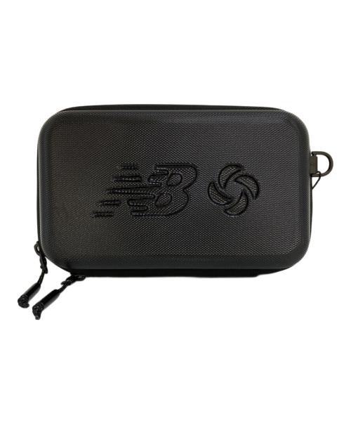 NEW BALANCE（ニューバランス）NEW BALANCE (ニューバランス) Samsonite (サムソナイト) クロスボディクラッチバッグV2 ブラック 未使用品の古着・服飾アイテム