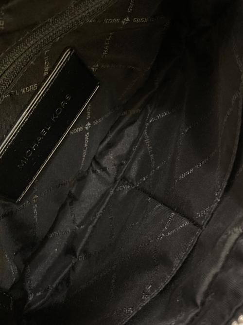MICHAEL KORS（マイケルコース）MICHAEL KORS (マイケル・コース) ユーティリティークロスボディショルダーバッグ ブラックの古着・服飾アイテム