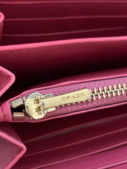 COACH（コーチ）COACH (コーチ) シグネチャーラウンドジップウォレット　CW778 ピンクの古着・服飾アイテム