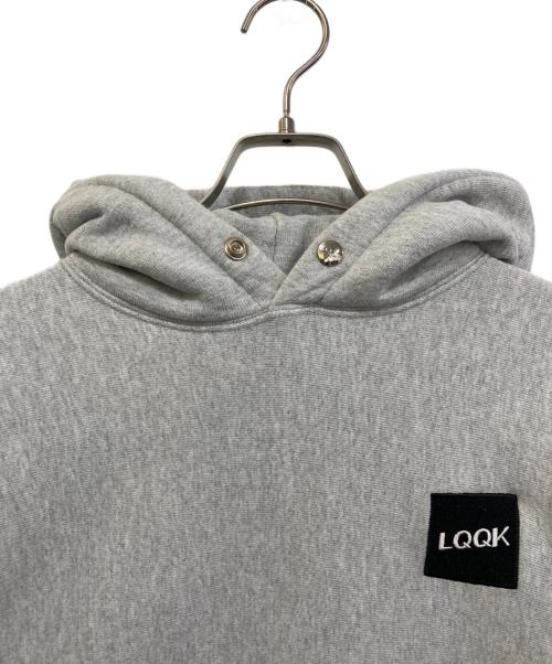 LQQK STUDIO（ルックスタジオ）LQQK STUDIO (ルックスタジオ) SIGNATURE SNAP HOODIE グレー サイズ:MEDIUMの古着・服飾アイテム