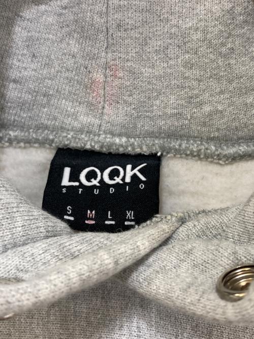 LQQK STUDIO（ルックスタジオ）LQQK STUDIO (ルックスタジオ) SIGNATURE SNAP HOODIE グレー サイズ:MEDIUMの古着・服飾アイテム