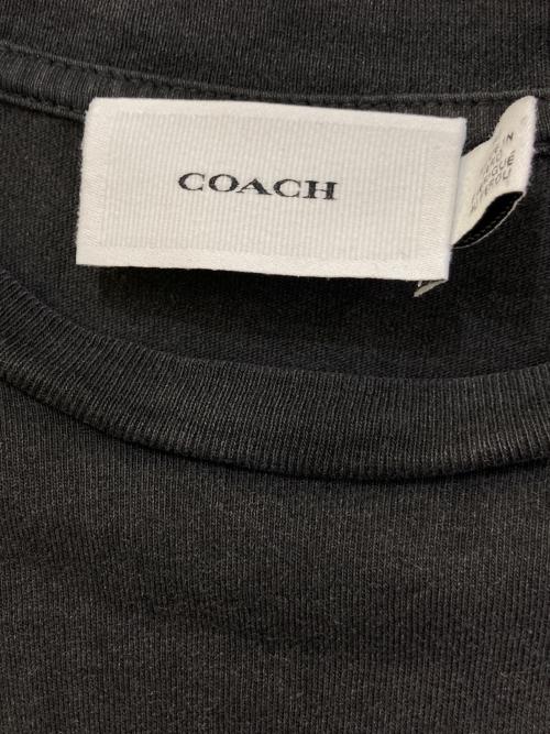 COACH（コーチ）COACH (コーチ) シグネチャー スケルトン レキシー Tシャツ　CAY57 ブラック サイズ:Mの古着・服飾アイテム