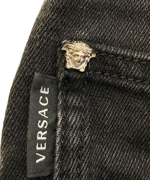 VERSACE（ヴェルサーチェ）VERSACE (ヴェルサーチェ) 刺繍ブラックデニムパンツ ブラック サイズ:30の古着・服飾アイテム